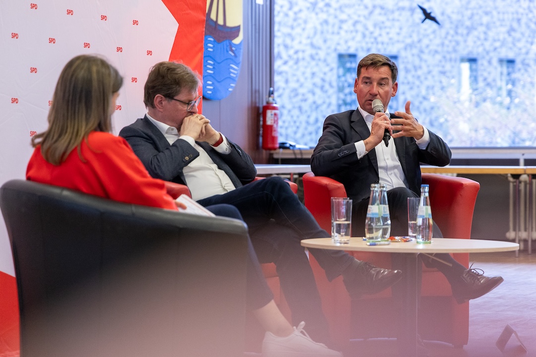 Sebastian Hartmann und Ralf Stegner (v. r. n. l.) diskutieren auf dem Podium Die Bundestagsabgeordneten Sebastian Hartmann und Ralf Stegner diskutieren auf dem Podium