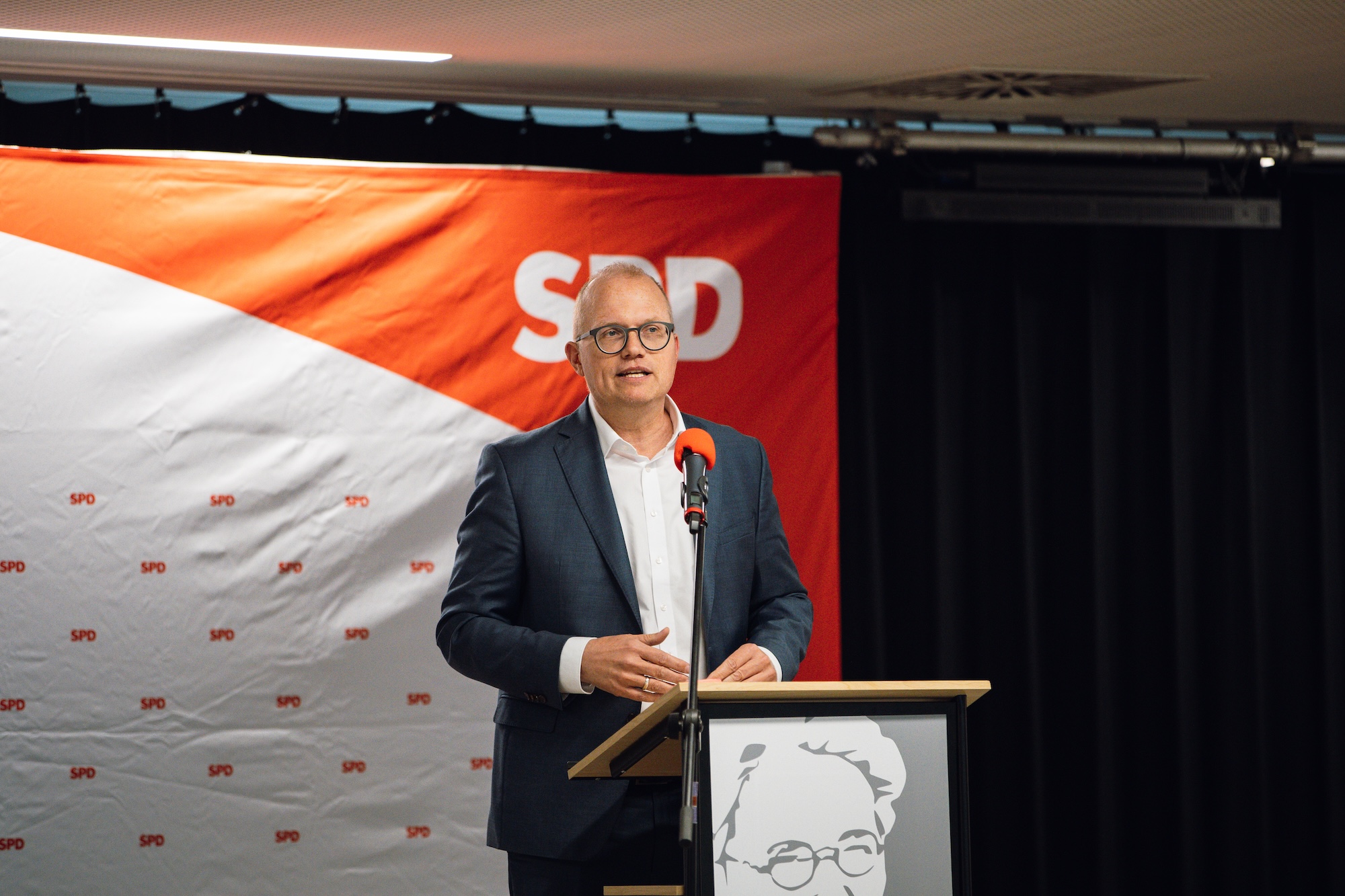 Der Spitzenkandidat der NRWSPD, Jochen Ott, hält eine Rede